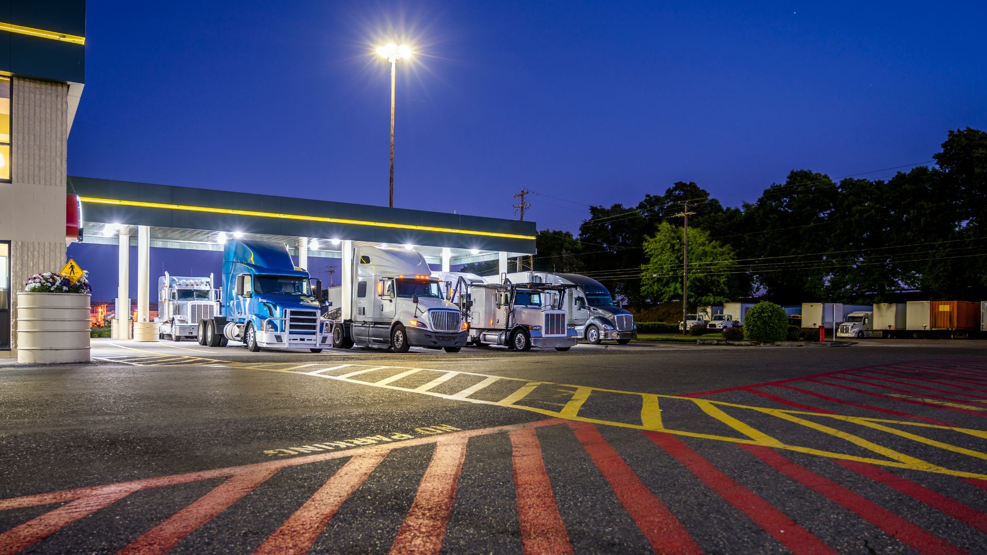 Importancia de la seguridad en el transporte de carga tractocamiones en parador seguro mientras realizan recarga de combustible
