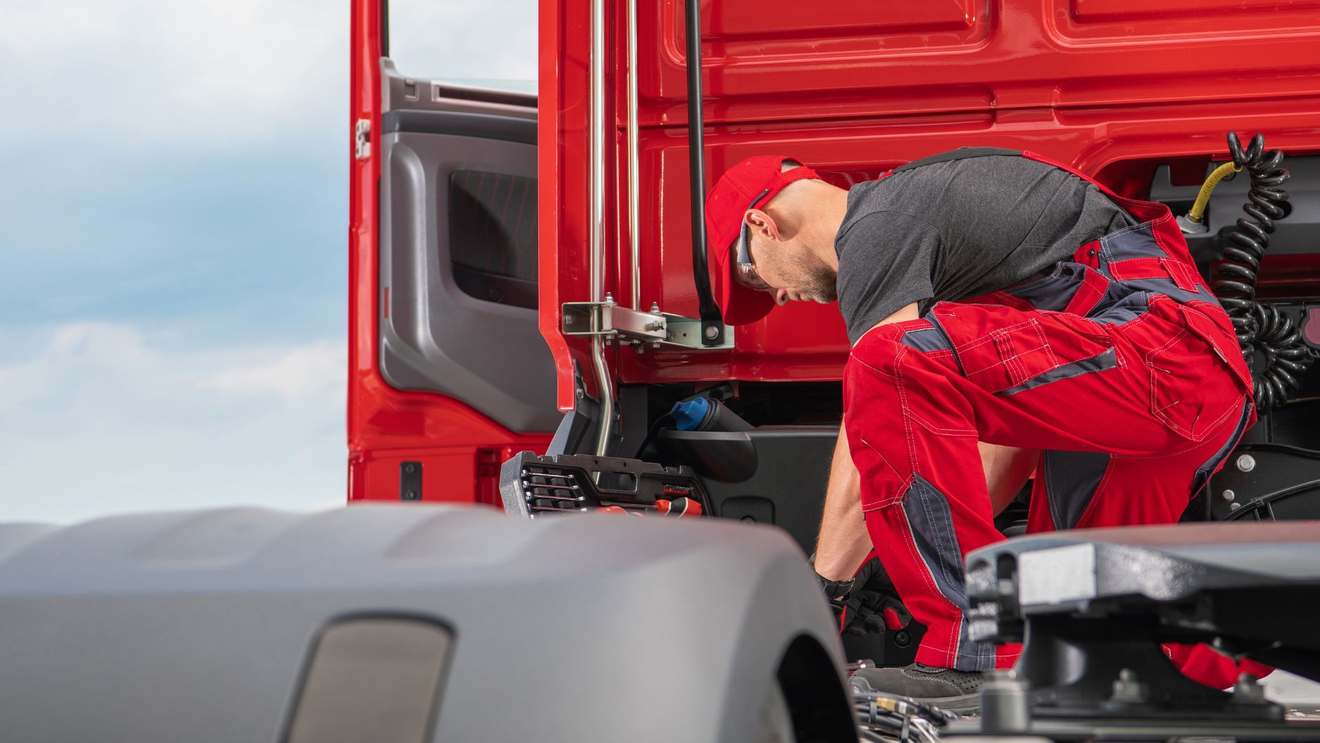 Consejos de seguridad en el transporte de carga Jefe de mantenimiento dando mantenimiento a tractocamión