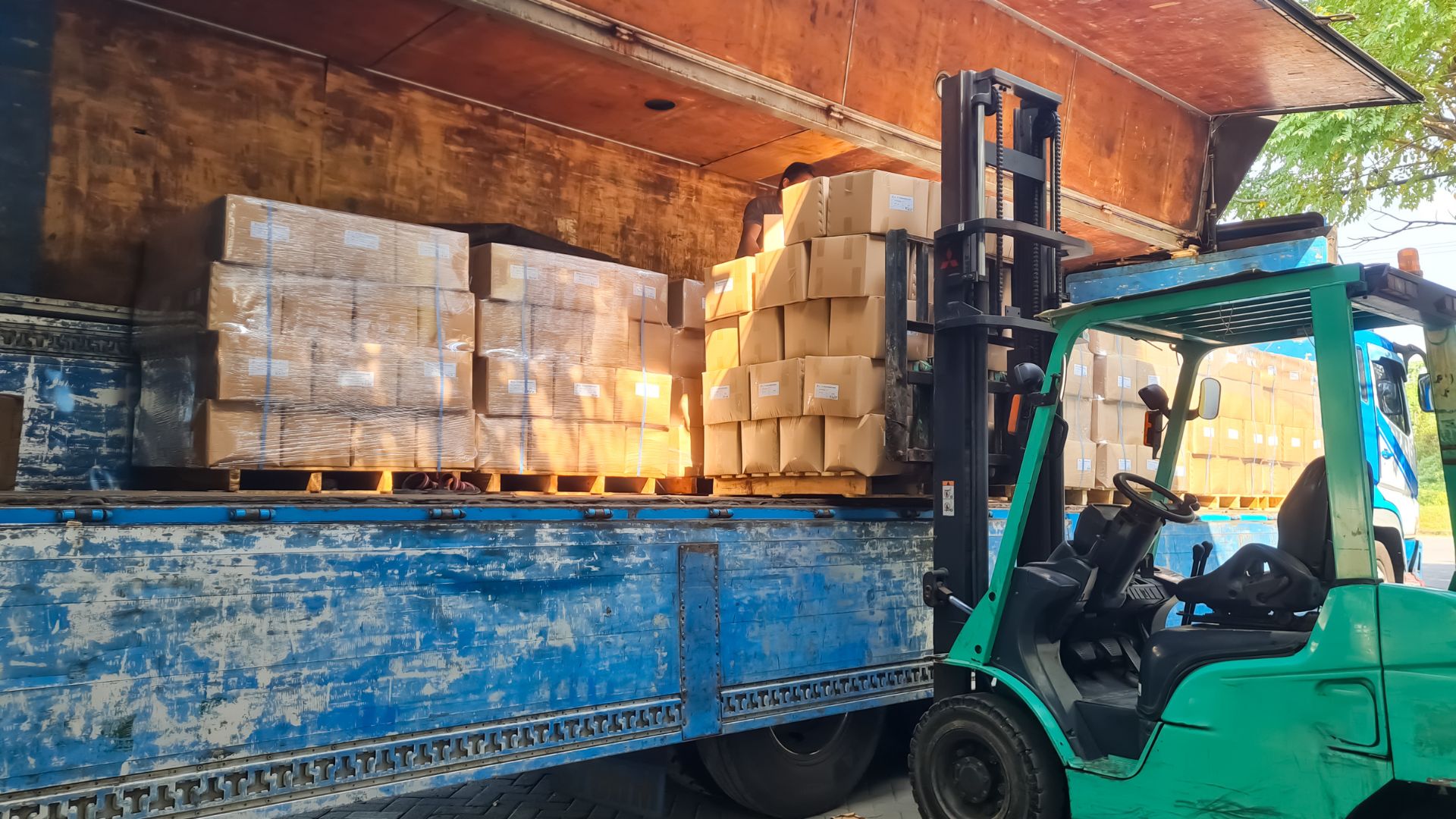 Embalaje para equipo pesado Un camión de carga se dispone a acomodar productos con embalaje terciario, involucrando una tarima y emplayado.