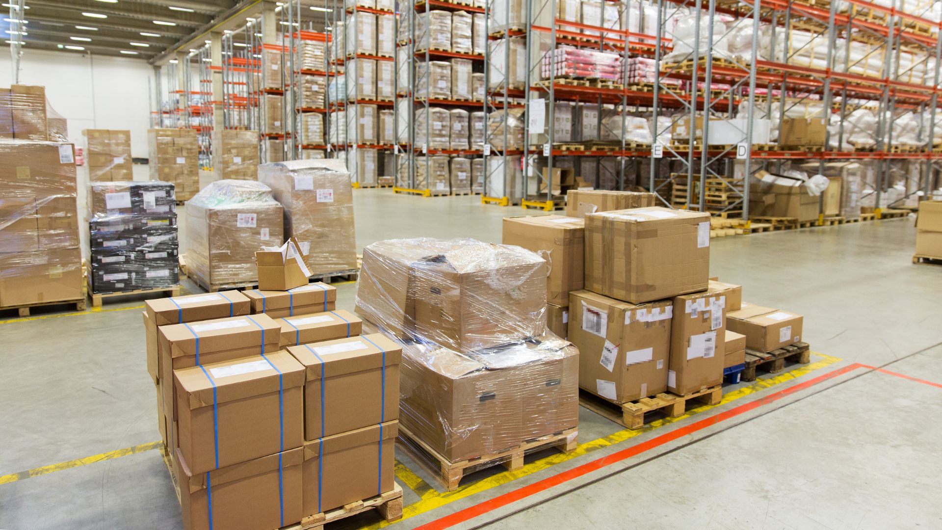 Empaque logístico eficiente Mercancía en proceso de preparación para su transporte