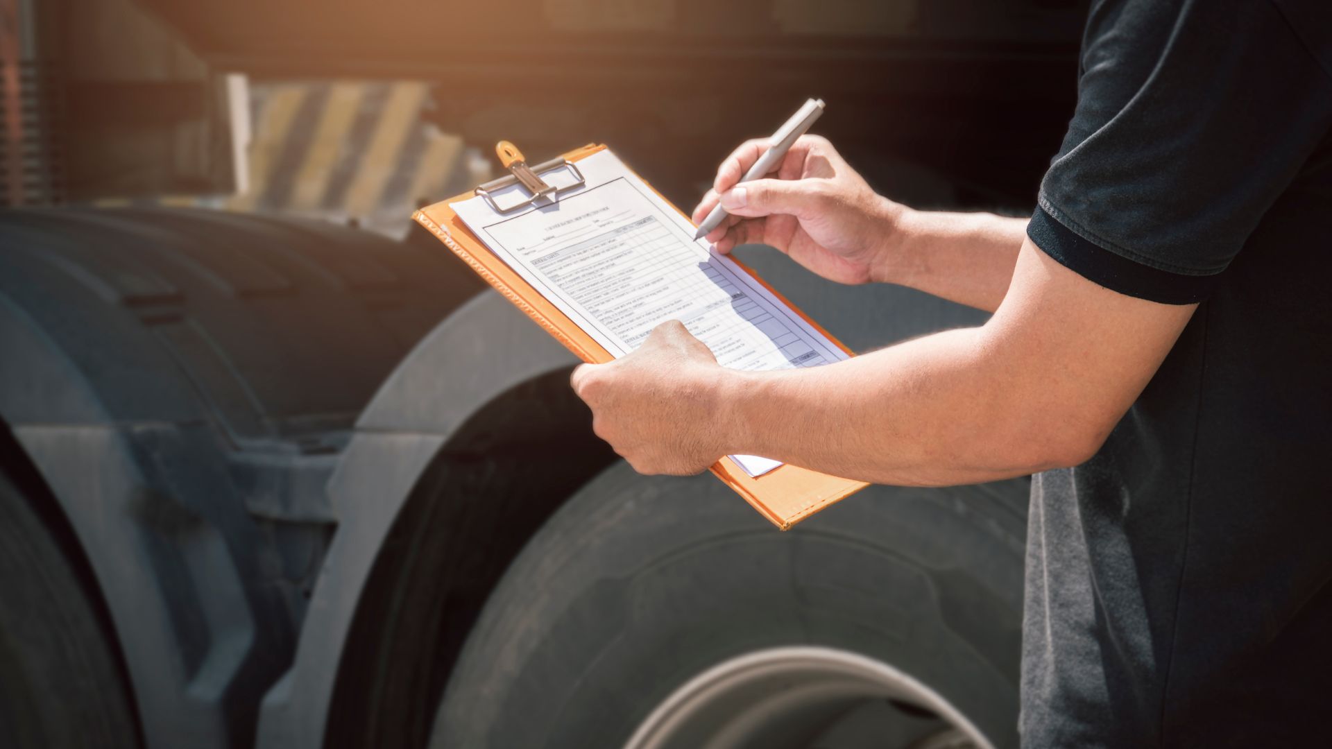 Inspecciones periódicas durante el trayecto Operador realizando inspecciones de carga y del tractocamión de manera ordenada durante las paradas